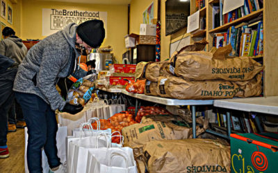 The Brotherhood / Sister Sol alimenta a familias hambrientas para el Año Nuevo en Harlem